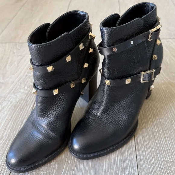 Valentino Garavani Black Grained Leather Rockstud Block Heel Ankle Boot - Picture 14 of 15